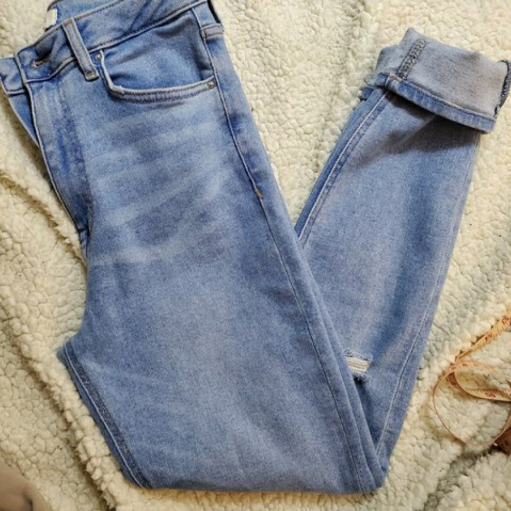 Skinny jean rips at knee